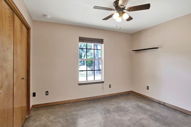 Building Photo - Well-Maintained Home with 2-Car Garage & Screened Back Porch in Central Location