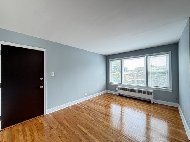 Building Photo - 2754 W North Shore Ave