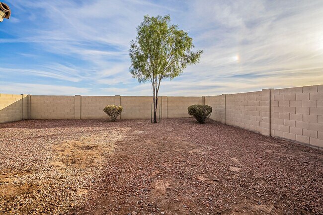 Building Photo - Singe story home in Tortosa!