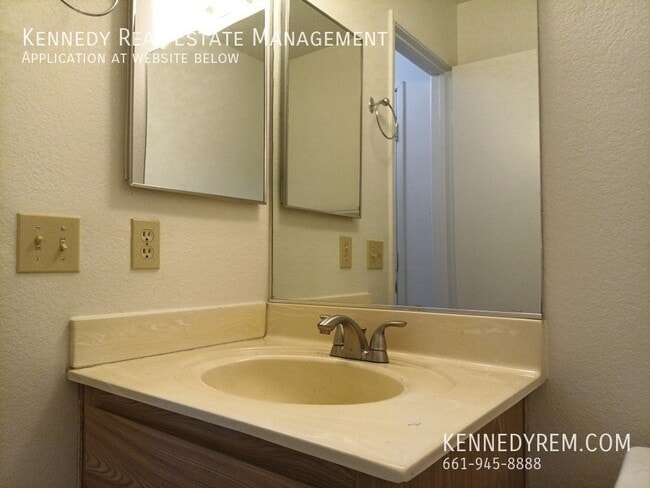 Building Photo - 1647 Gardenia Ct