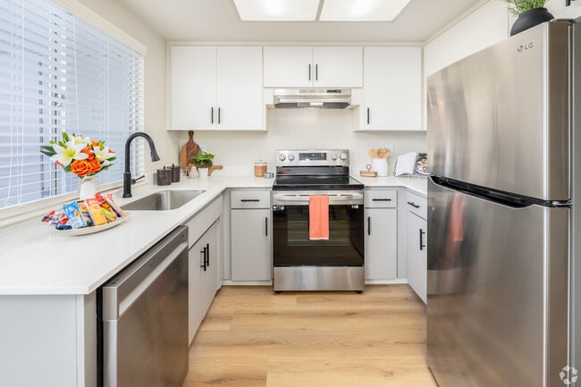 Building Photo - Standiford Court Apartments