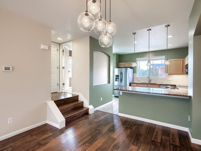 Building Photo - 2 Bedroom Townhome in Denver