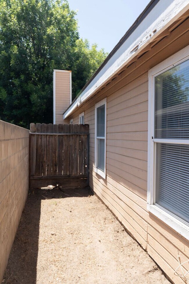Building Photo - 7010 N Thorne Ave