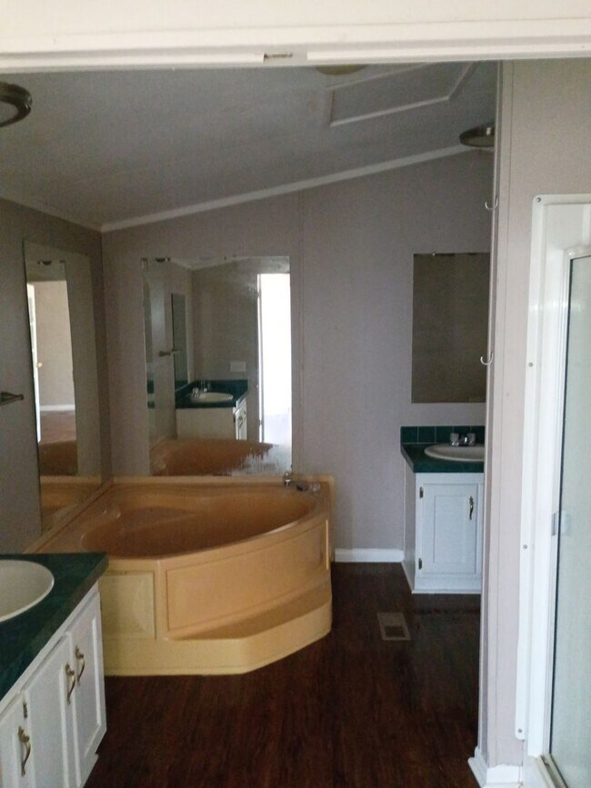 Building Photo - 3 Bedroom/2 Bathroom Home on a Large Lot