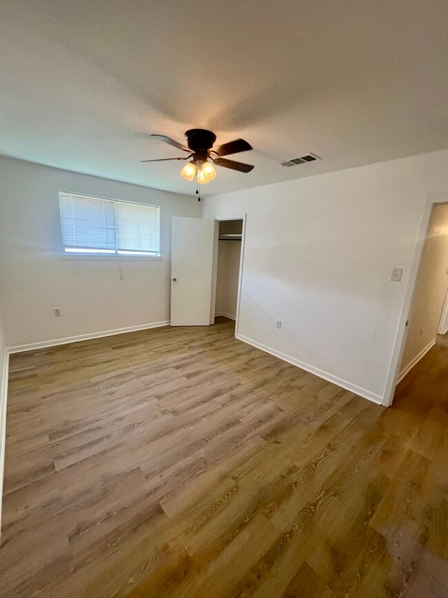 Building Photo - 905 Phlox Ave