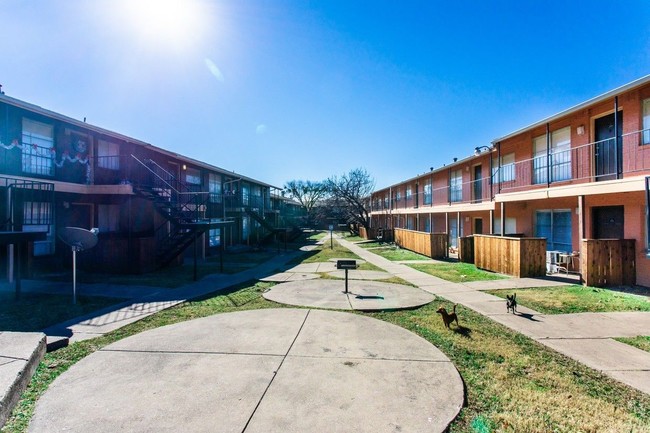 VENTANA AT VALWOOD - Farmers Branch, TX | Apartment Finder