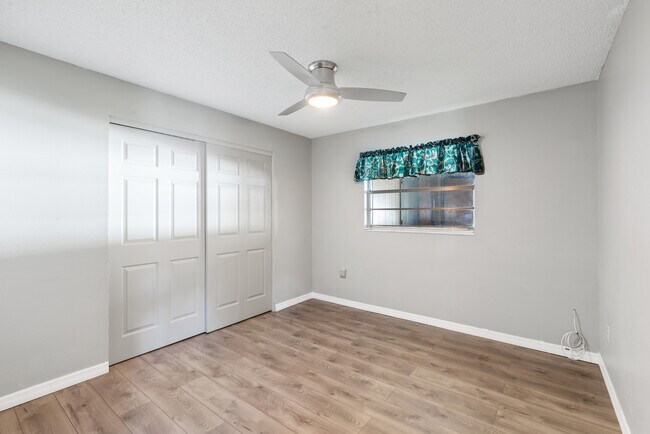 Bedroom 1, Closet, Ceiling Fan - 5318 17th St W