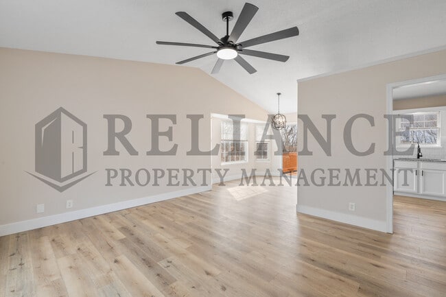 Building Photo - 215 Peachwood Dr