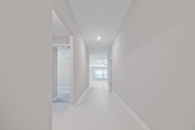 Building Photo - "Internet & Cable Included"  Epperson community Charming 4-Bed one floor house in Wesley Chapel –...