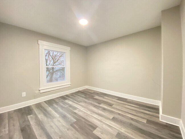 Building Photo - Highland Charm