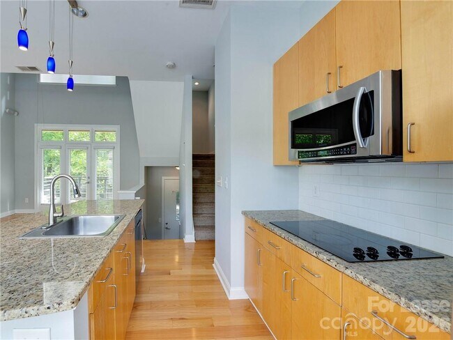 Building Photo - 927 Garden District Dr