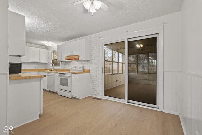 Building Photo - 8856 Moll Dr