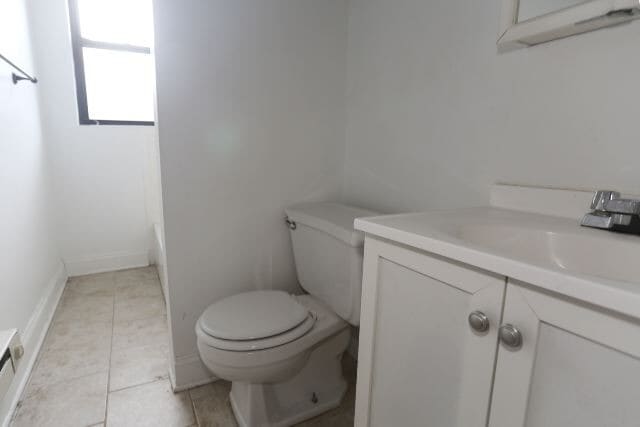 Building Photo - 667 W Cornelia Ave