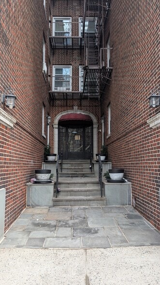 Building Photo - 7411 Boulevard East