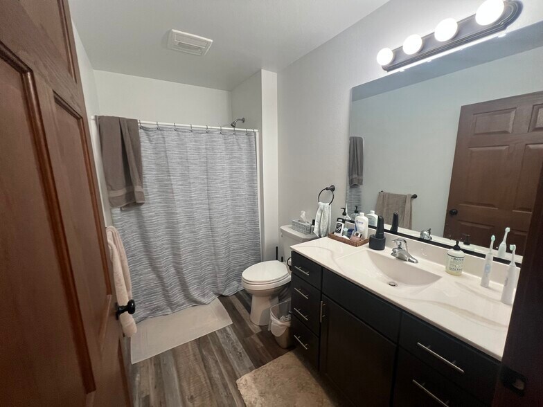 2nd Floor Full Bath - 619 Wall St