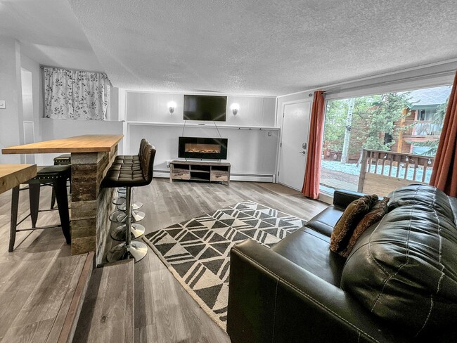 Building Photo - 2 Bedroom, 1 Bath on Peak 8! Updated unit,...