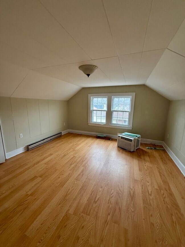 Building Photo - Three bedroom, 1 bath house with studio apartment in Burlington