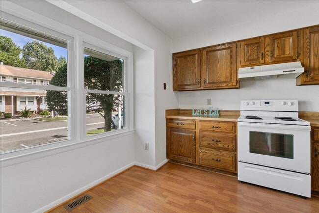 Building Photo - Bright 2 Bedroom Townhome in Williamsburg VA with Finished Lower Level & Private Balcony