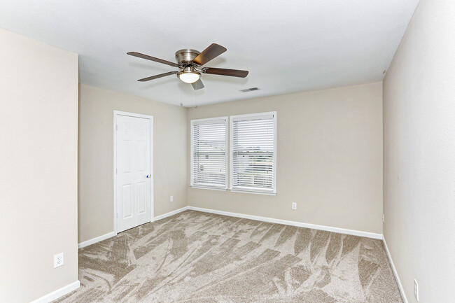 Building Photo - Large Updated 3 Bed / 2.5 Bath Home