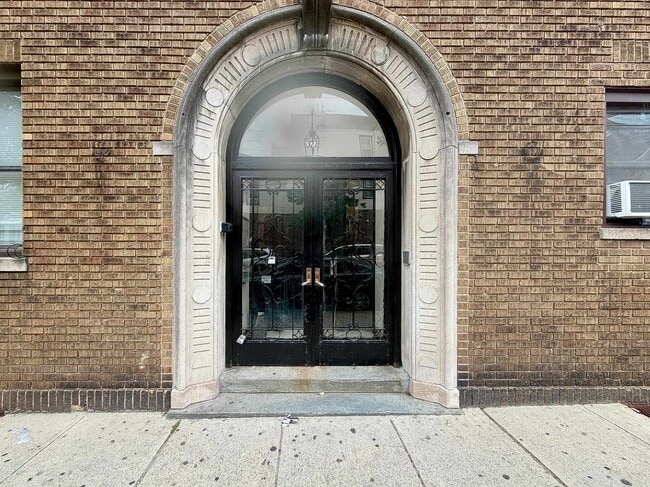 Building Photo - 327 8th St