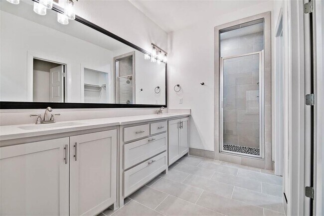 Building Photo - 5 Stoneleigh Ln