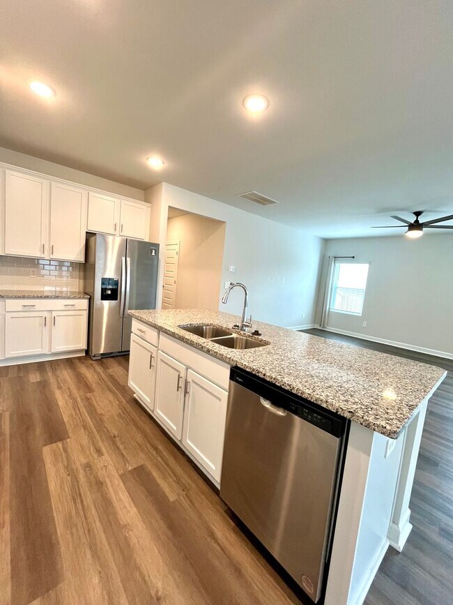 Building Photo - 3 BR, 2 BA with Fenced Yard and Fantastic Amenities!