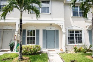 Building Photo - 4905 SW 31st Ter