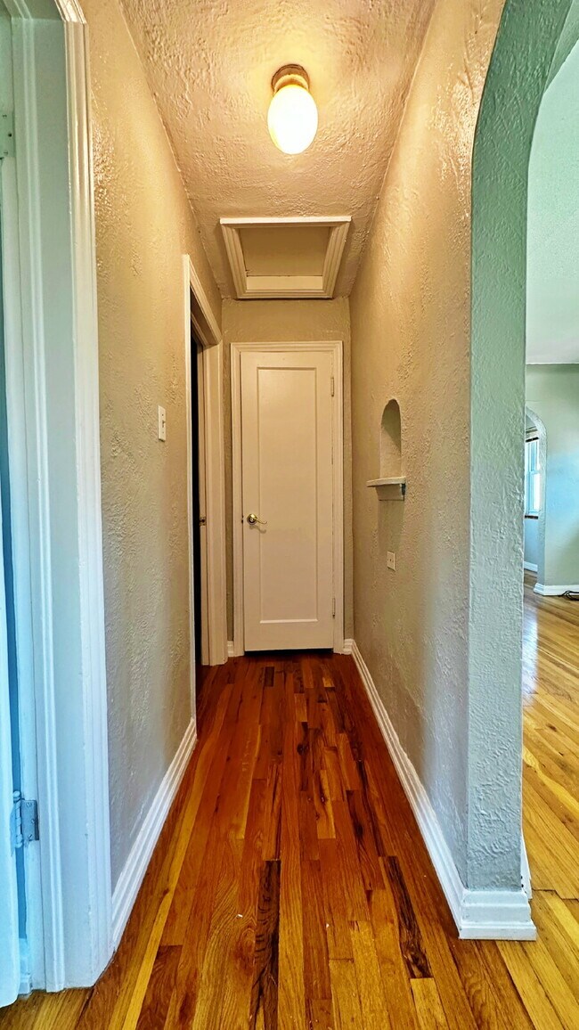 Building Photo - Lovely Mid Century 2 Bed 1 Bath Courtyard Row Home in the Heart of Denver!