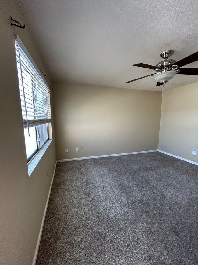 Building Photo - 2Bedroom/1 Bath Condo with private Yard an...