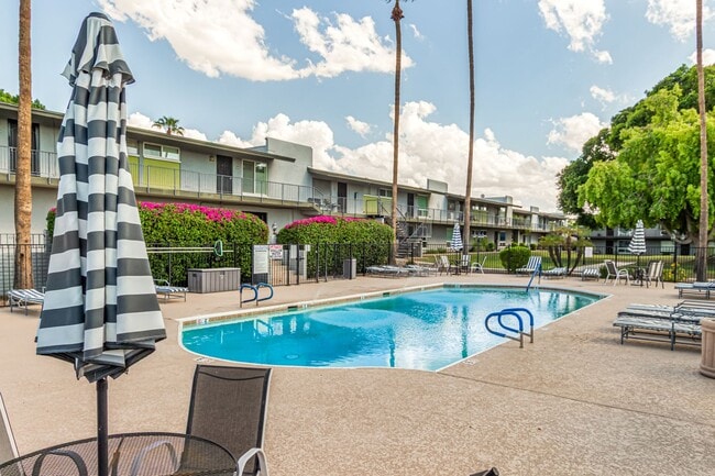 Building Photo - Spacious PHX Condo