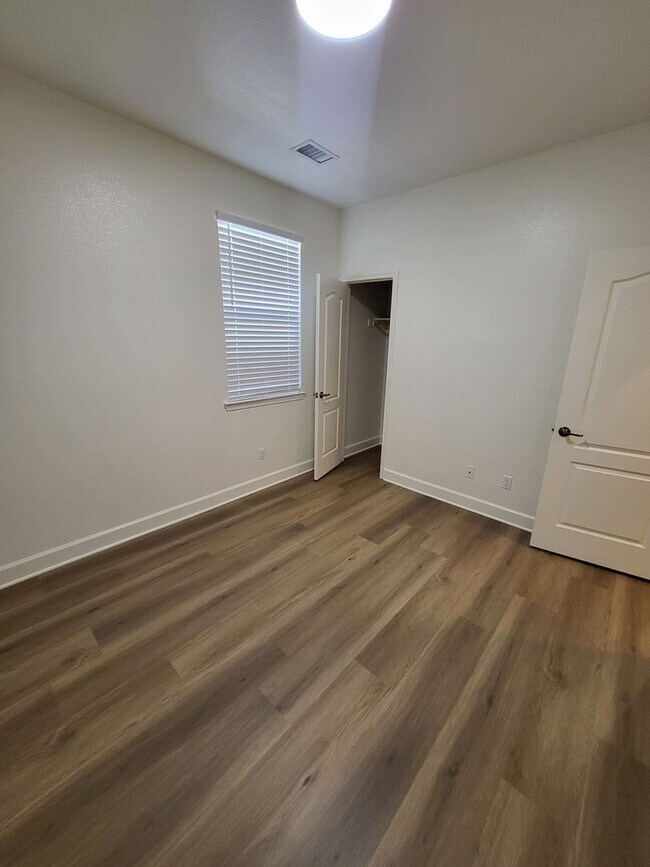 Building Photo - 1147 Lahontan Dr