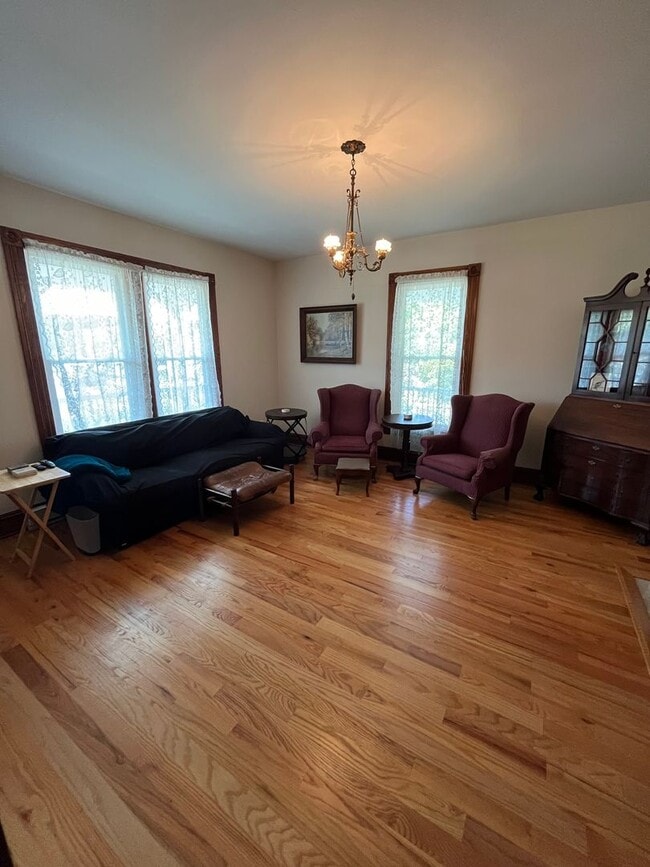 Building Photo - Beautiful 4-bedroom Farmhouse in Raphine a...