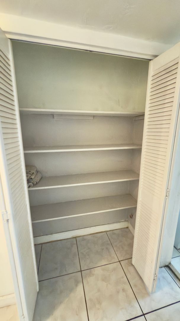 Building Photo - Spacious 1-Bed Condo in Sutton House – 974...