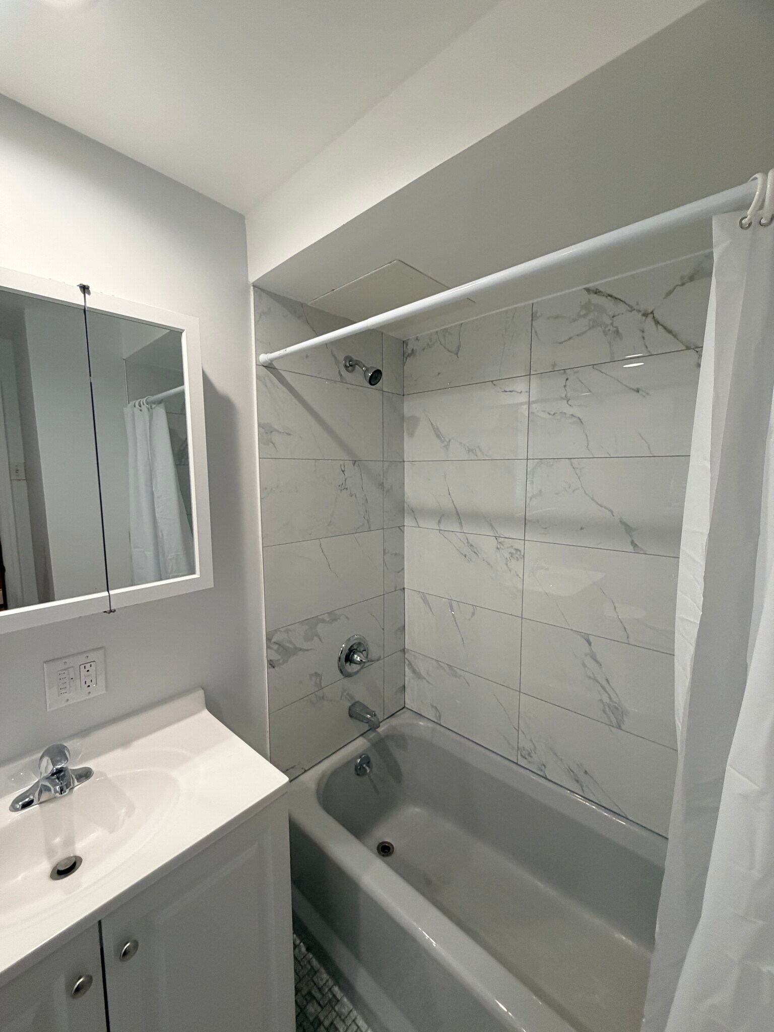 Building Photo - 44 W 7th St