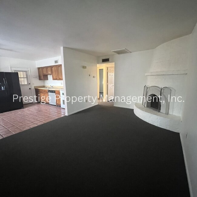 Building Photo - !!Charming Townhome With Fenced Yard!!