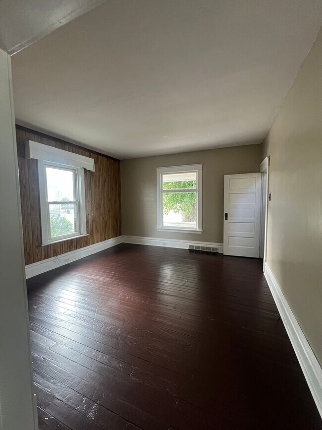 Building Photo - Spacious 4 Bedroom Southside Holland