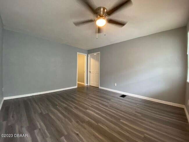 Building Photo - 215 N Oleander Ave