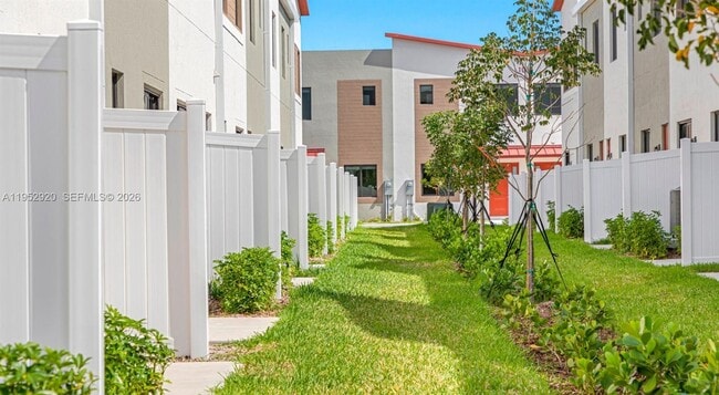 Building Photo - 1001 NE 58th St