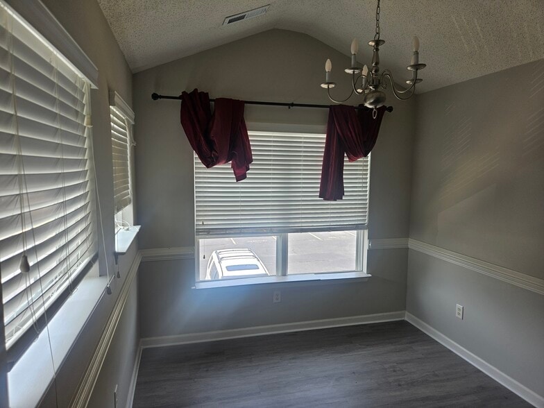 Building Photo - 1710 Duntrune Gln
