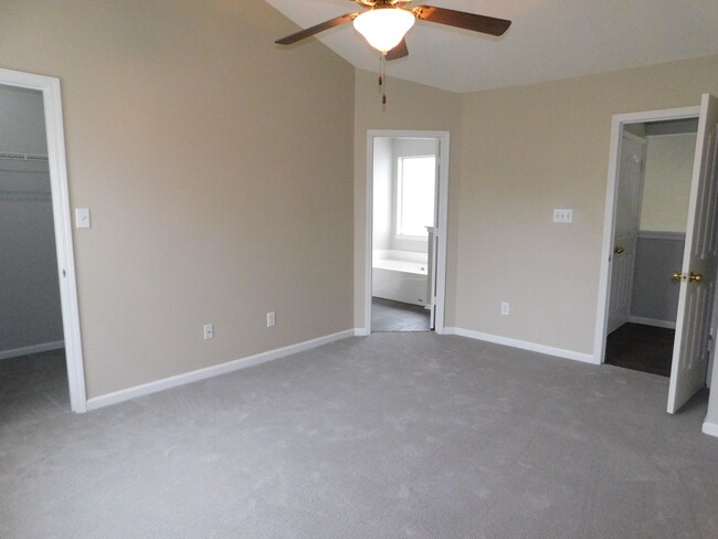Building Photo - Nice home near outlet mall