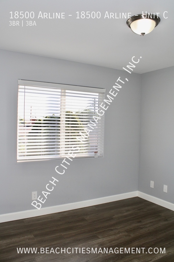 Building Photo - Completely Remodeled 3 Bed, 2 Bath Town Ho...