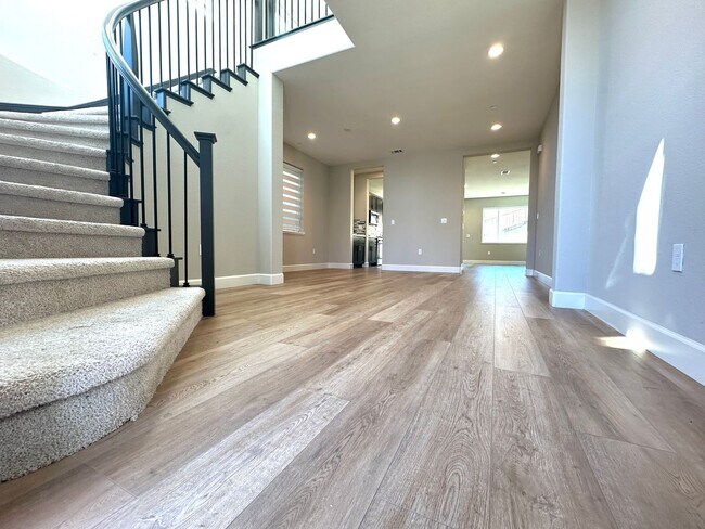 Building Photo - Beautiful Newer 5 Bedroom, 4 Bath in the h...