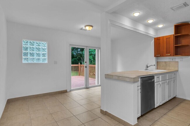 Building Photo - Beautiful home in quiet neighborhood