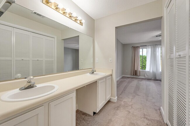 Building Photo - 208 Southlake Ct