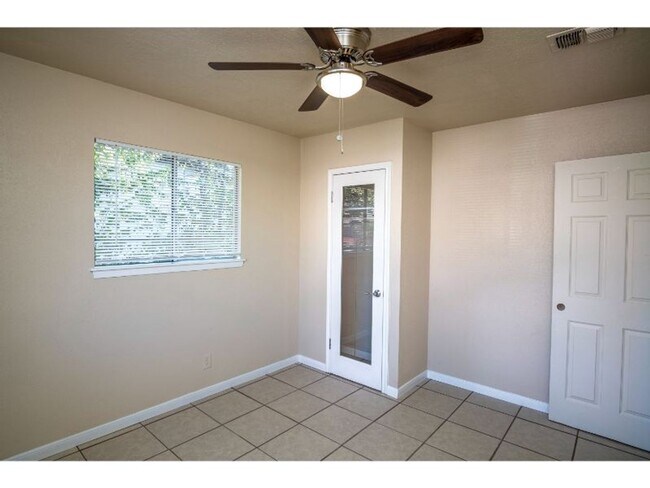 Building Photo - Nice and Convenient Home