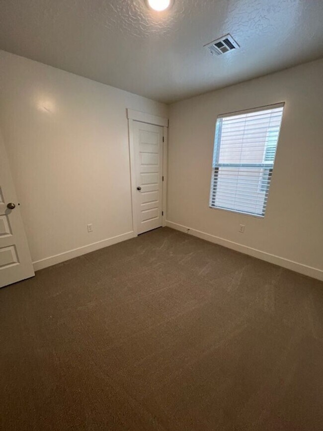 Building Photo - SPACIOUS HOME FOR RENT!