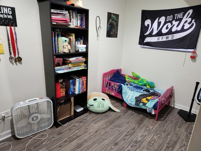 Building Photo - 3728 N Wilton Ave