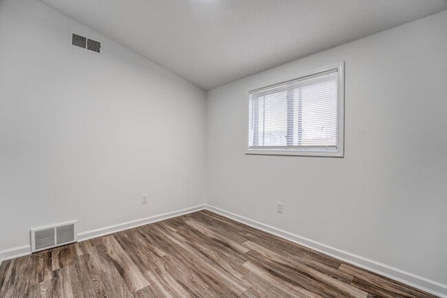 Building Photo - 4980 Vickie Dr