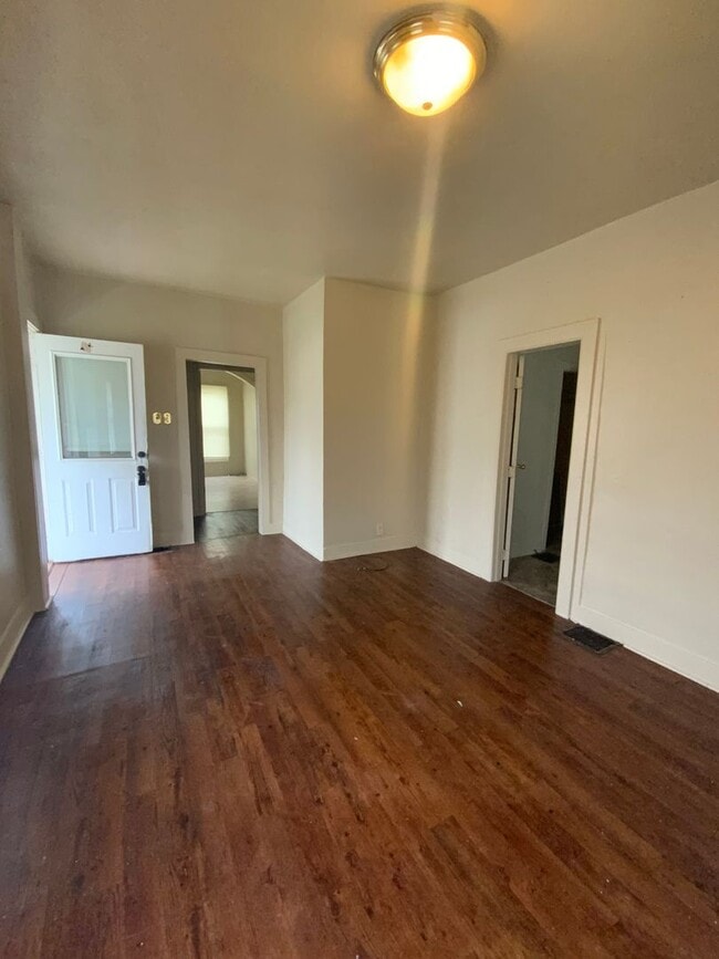 Building Photo - 3-Bedroom, 1-Bathroom Home – $950/Month - MISHAWAKA