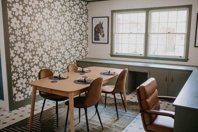 Building Photo - 946 Magnolia St SE